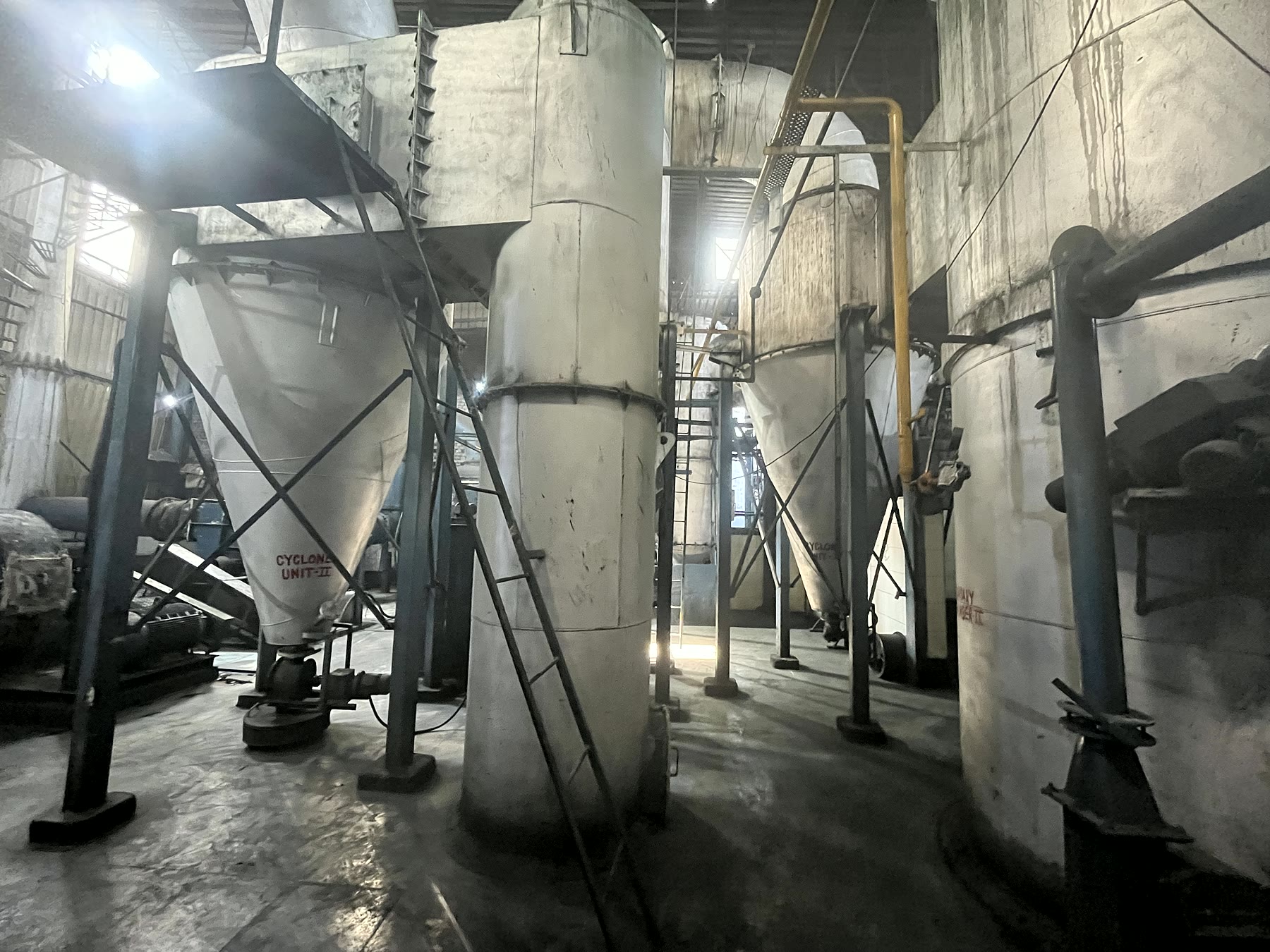 Flue gas treatment equipment in the incineration hall
